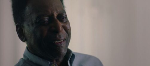 Pelé, il re del calcio fa gol anche su Netflix.