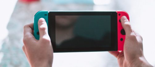 Person holding a Nintendo Switch (Image source: Piqsels)