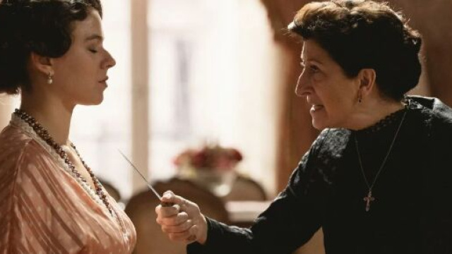 Una Vita, spoiler al 12 marzo: Genoveva vuole cacciare Ursula da casa, lei la minaccia con un coltello