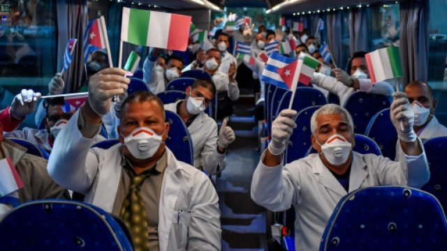 Cuba combatte il Covid, inviando vaccini ad altri paesi.