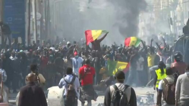 Sénégal: émeutes urbaines à Dakar. Crédit photo : yahoo.com