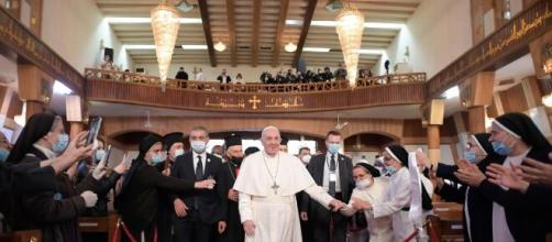 El papa Francisco, en la catedral siro-católica de Sayidat Al-Nejat (Twitter @vaticannews_es)