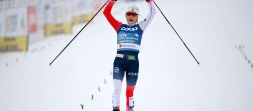 La norvegese Johaug esulta all'arrivo.