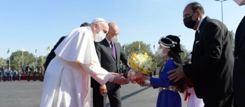Papa Francisco sendo recepcionado por autoridades Iraquianas. (Arquivo Blasting News)