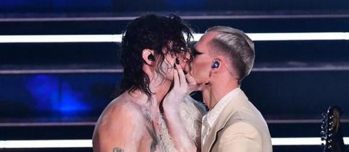 Sanremo: il bacio tra Achille Lauro e Boss Doms fa infuriare Adinolfi.