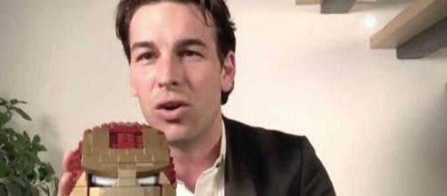 Mario Casas y el Premio Goya en versión Lego, regalo de su hermano. (Foto: RTVE)