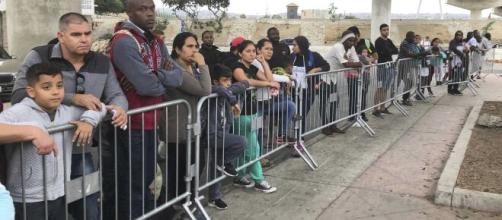 Thousands of asylum seekers cross US-Mexico border (Image source: BBC News/YouTube)