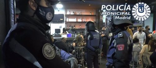 Intervención en un establecimiento (Policía Municipal de Madrid)