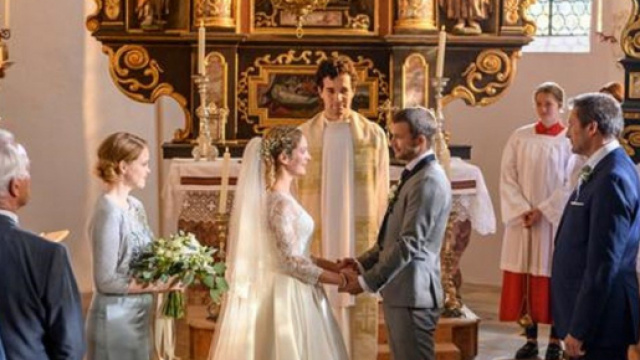 Tempesta d'Amore, anticipazioni tedesche: Selina e Christoph si baciano alle nozze di Tim.