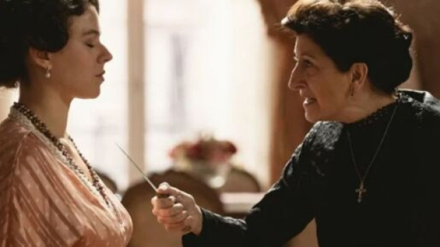Una vita, trame al 12 marzo: Ursula cacciata di casa minaccia Genoveva con un coltello.