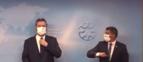 Ernesto Araújo é repreendido por não estar usando máscara em evento em Israel (Reprodução)