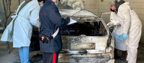 Ferrara, cugini ritrovati carbonizzati in auto: sarebbero stati uccisi con un fucile.