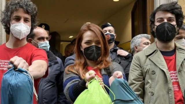 Le Sardine con il sacco a pelo di fronte alla sede romana del Pd.