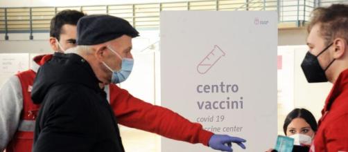 Vaccinazioni degli over 80 nei centri vaccini anti Covid-19