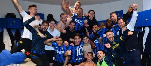 I giocatori dell'Inter festeggiano le sette vittorie di fila e il primo posto in campionato.