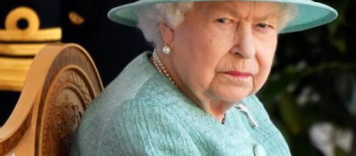 La regina rifiuta di firmare la dichiarazione di Buckingham Palace.