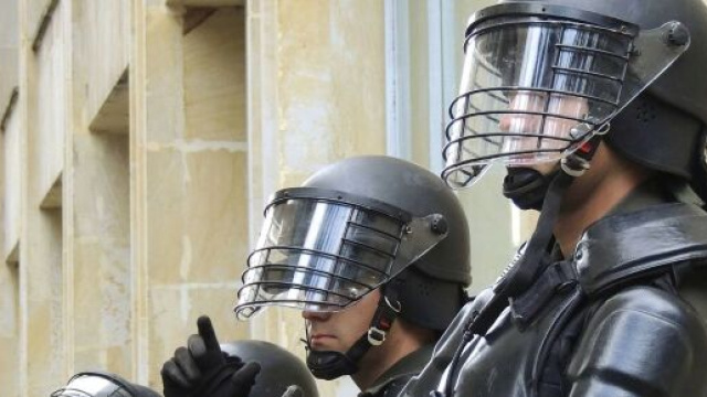 Poliziotti in tenuta antisommossa.