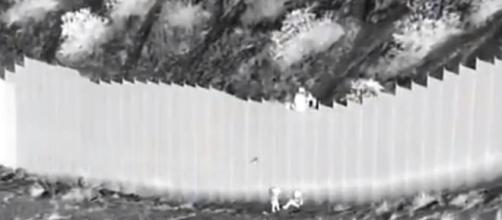 Imagen tomada por una cámara térmica de las niñas arrojadas por encima del muro fronterizo. (Fuente: Twitter: @USBPChiefEPT)