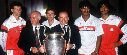 Arrigo Sacchi, Silvio Berlusconi e i campioni del Milan che vinsero tutto tra gli anni '80 e '90.