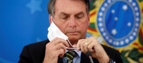 Bolsonaro citou proxalutamida em live. Remédio não tem eficácia comprovada.