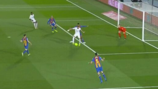 Benzema auteur d'un but fabuleux face au Bar&ccedil;a. (capture beIN Sports).