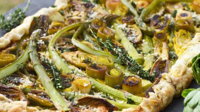 Crostata agli asparagi e carciofi, un rustico delizioso.