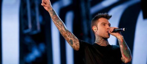 Fedez interviene sul caso di Malika, la 22enne cacciata di casa dai genitori perché lesbica.