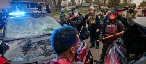 Minneapolis (USA): polizia spara a ragazzo afroamericano; la città insorge in violente proteste - fonte ilfattoquotidiano.it