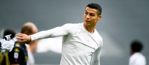 Juventus-Genoa, Cristiano Ronaldo si sfila la maglia e la dà al raccattapalle - tuttosport.com
