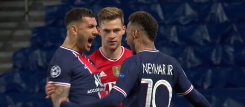 Neymar et Paredes se sont payés Kimmich à la fin du match. (Twitter RMC Sport).