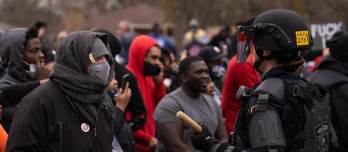 Protesters gather after a Minnesota police officer shot and killed 20-year-old Daunte Wright (Image source: Chad Davis/Flickr)