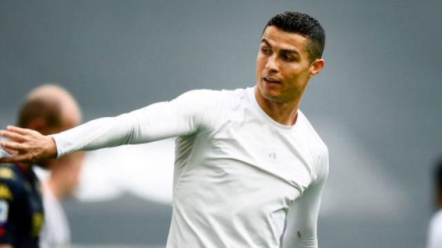 Juventus-Genoa, Cristiano Ronaldo si sfila la maglia e la dà al raccattapalle - tuttosport.com