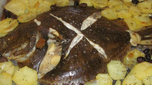 Rombo al forno con le patate, un secondo sano e saporito