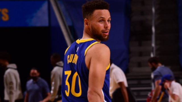 Stephen Curry a dépassé la légende Wilt Chamberlain dans la franchise californienne (Credit : Twitter Golden State Warriors)