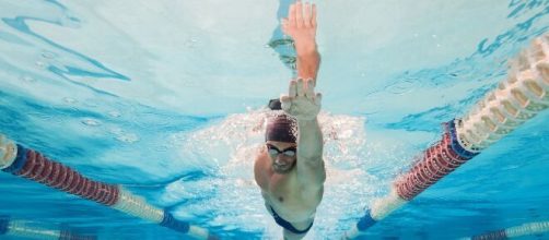 Covid, il cloro delle piscine sembra neutralizzare il virus in 30 secondi.