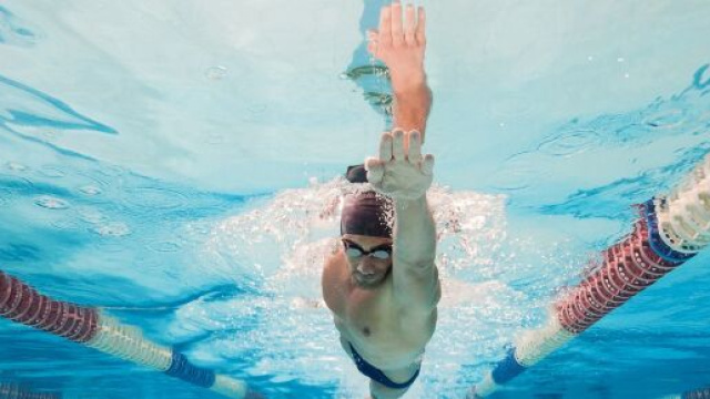 Covid, il cloro delle piscine sembra neutralizzare il virus in 30 secondi.