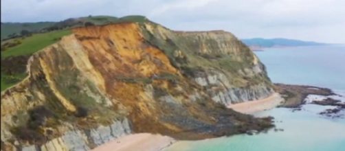Biggest rock fall in 60 years on the Jurassic Coast (Image source: Dhisana/YouTube)