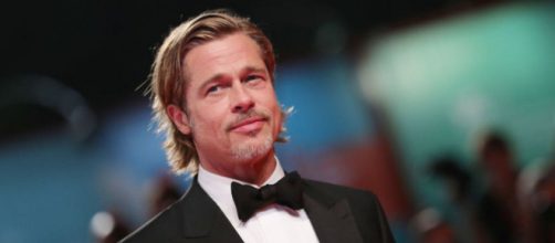 Brad Pitt es fotografiado tratando de pasar desapercibido en silla de ruedas (@Lacosacine / Twitter)