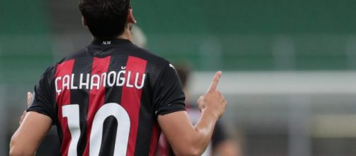 Hakan Calhanoglu potrebbe trasferirsi alla Juventus.