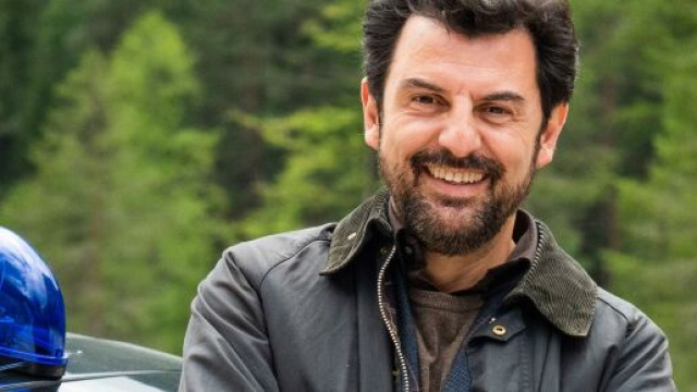 Un passo dal cielo, Enrico Ianniello ha trovato l'amore sul set: 'Era la controfigura'.
