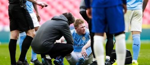 Kevin de Bruyne sort blessé à quelques jours du choc contre le PSG (Credit : Twitter de Sky Sports England)
