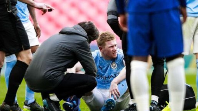 Kevin de Bruyne sort bless&eacute; &agrave; quelques jours du choc contre le PSG (Credit : Twitter de Sky Sports England)