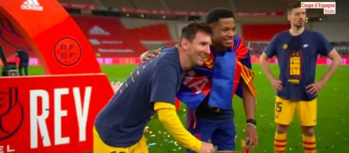 Leo Messi pose avec les jeunes de la Masia - Photo capture d'écran vidéo