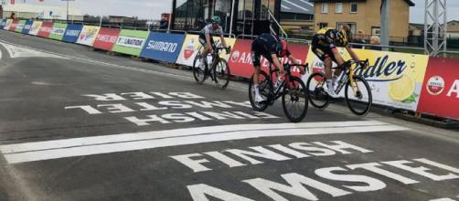 Van Aert vainqueur, la photo-finish montre le contraire (Credit : Twitter officiel Amstel Gold Race)