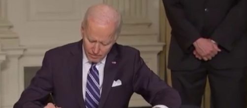 Biden signs executive orders to tackle climate change (Image source: Arirang News/YouTube)