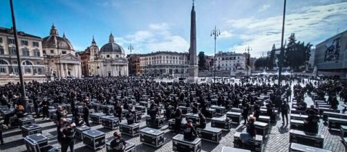 FOTO - Roma | A Piazza del Popolo 1000 bauli per la manifestazione ... - ilmamilio.it