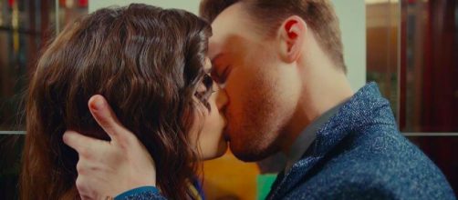 Sen Çal Kapımı: nel palinsesto estivo di Canale 5 arriva la storia d'amore di Eda e Serkan.