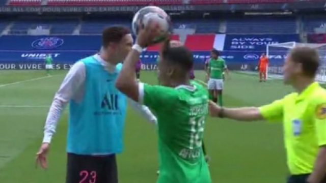 Julian Draxler s'est mis en colère contre l'arbitre de touche. (Capture d'écran Canal+ PSG-ASSE)