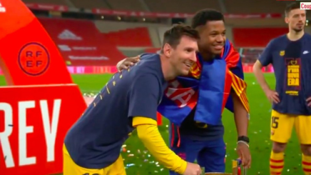 Leo Messi pose avec les jeunes de la Masia - Photo capture d'écran vidéo