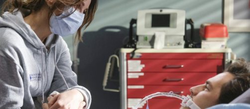 Carina (Stefania Spampinato) ed Andrew DeLuca (Giacomo Gianniotti) nel settimo episodio di Grey's Anatomy 17.